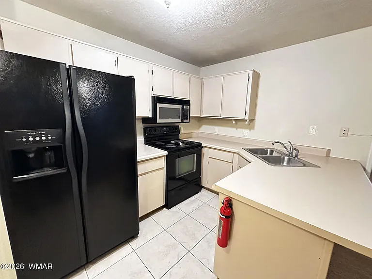 2700 S White Mountain Rd — Photo 2