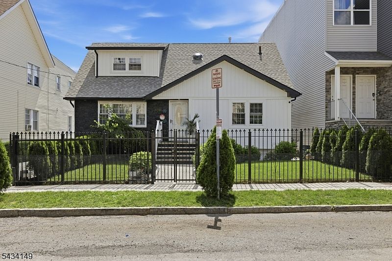 1st image of 303-305 N 13Th St