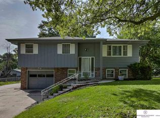 8221 Wildewood Dr, Ralston, NE 68127