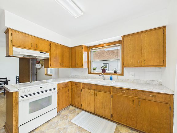 5th image of 205 3rd St SE