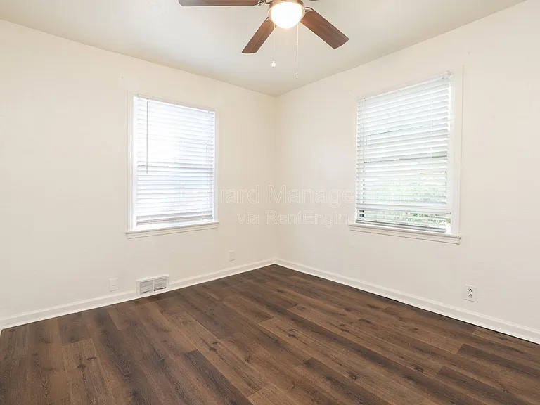 631 N Mount Carmel St — Photo 12