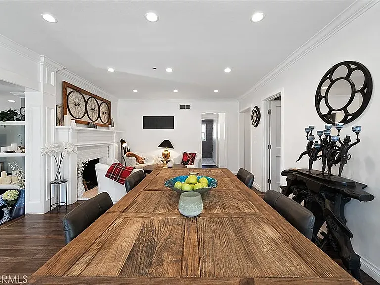 20852 Kittridge St — Photo 15