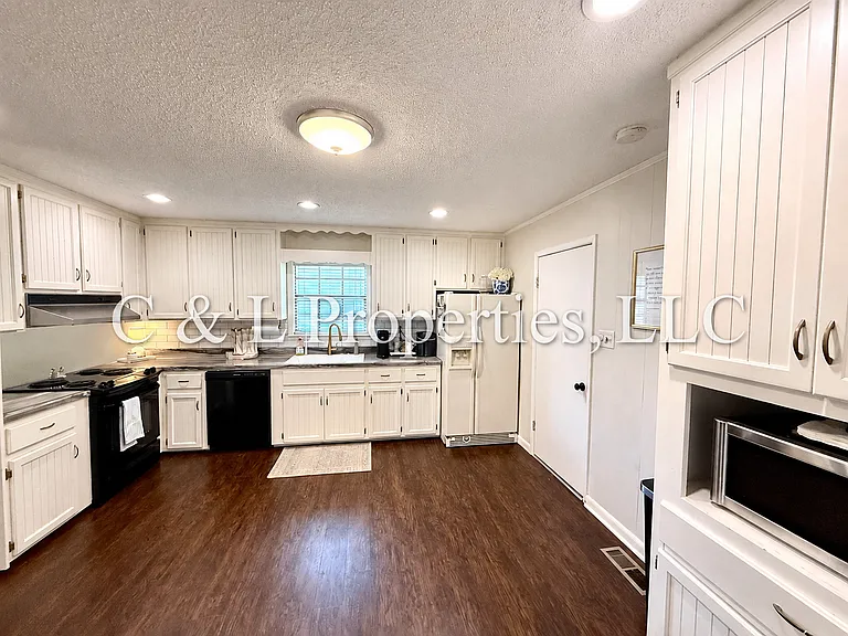 202 Helen St — Photo 4