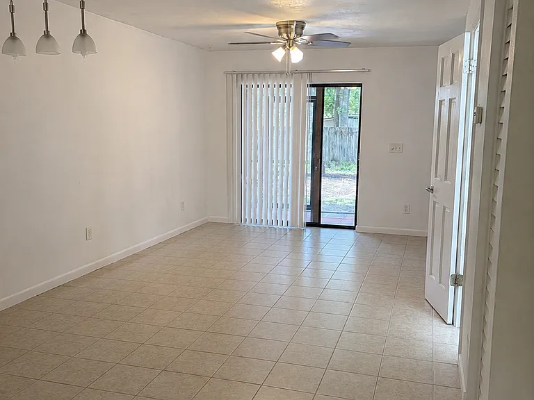 6736 SW 45th Ave — Photo 2