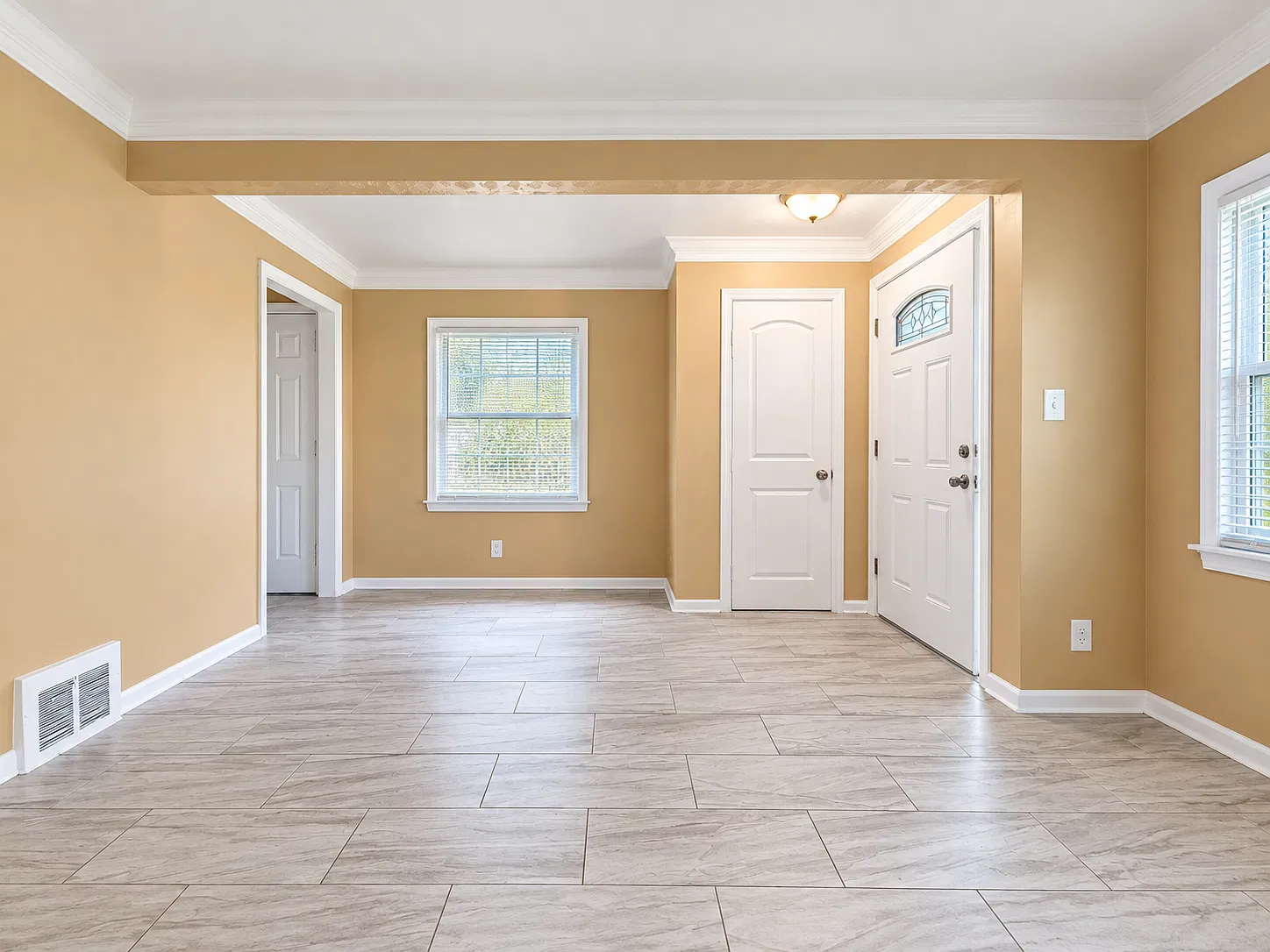 3 bed, 964 sqft, $1,300 — Photo 2
