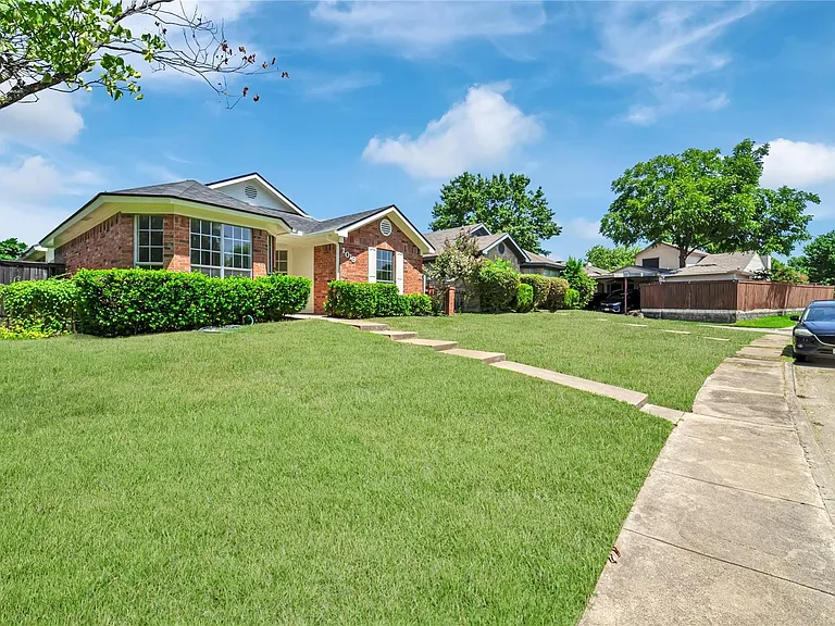 1019 Sanders Dr — Photo 3