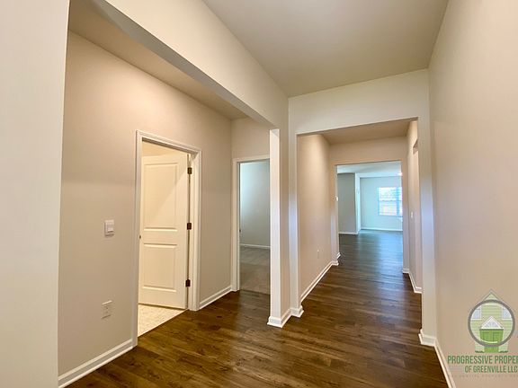 3rd image of 135 Bayridge Rd