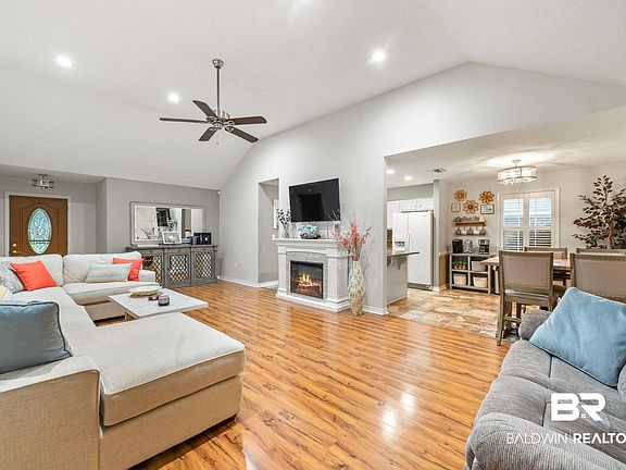 4th image of 8251 Edgewood Dr