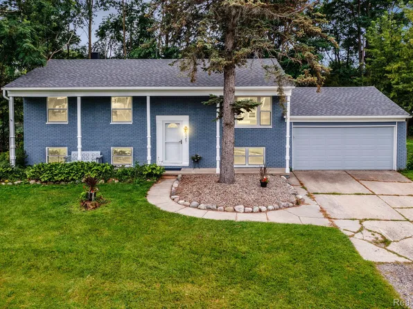 525 Wolverine Dr E, Walled Lake, MI 48390