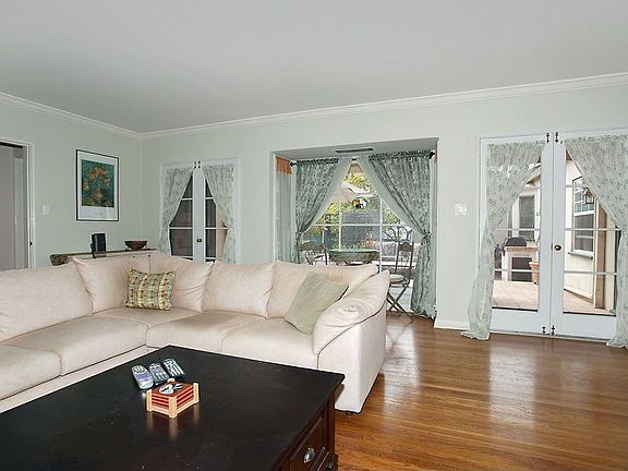 3rd image of 1818 E Mountain St