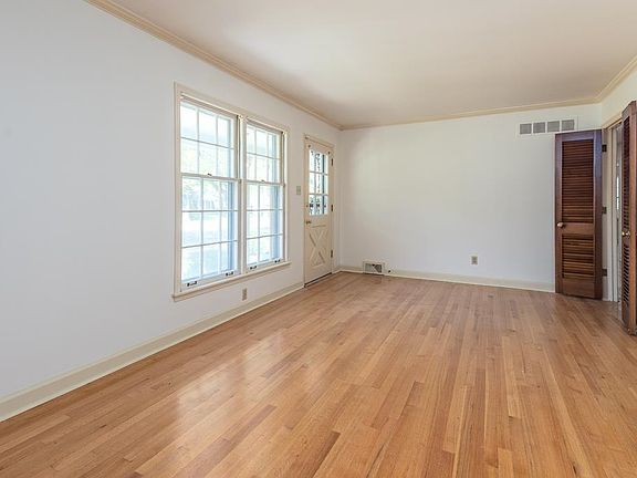 4th image of 2448 Elmore Park Rd