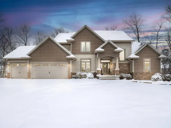 440 Hickory Ct, Robins, IA 52328