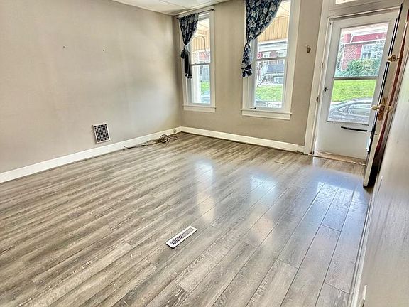 3rd image of 1221 W Poplar St
