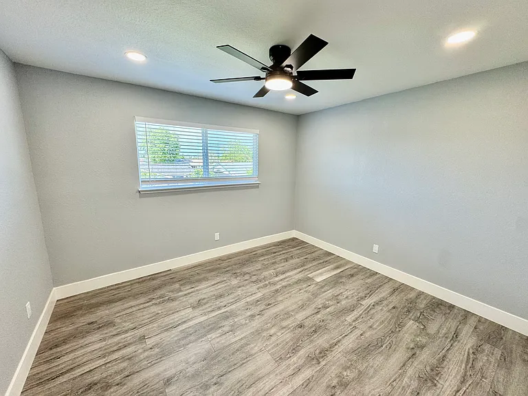 10426 Reymouth Ave — Photo 11