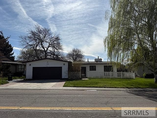 1st image of 379 Fairway Dr
