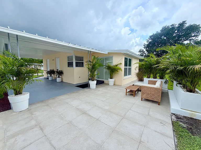 1650 Hastings Dr — Photo 2