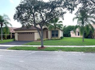 825 Falling Water Rd, Fort Lauderdale, FL 33326