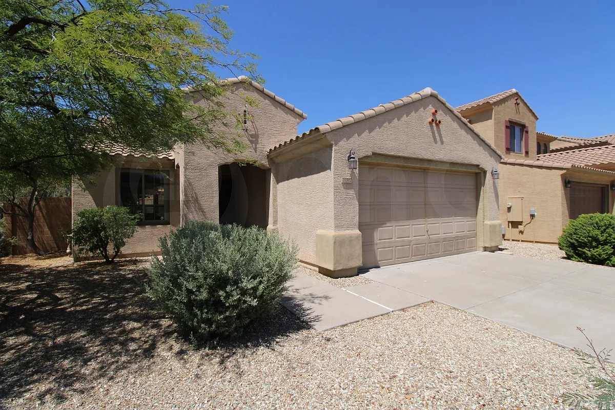 3 bed, 2.0 bath, 1636 sqft, $2,200 — Photo 3