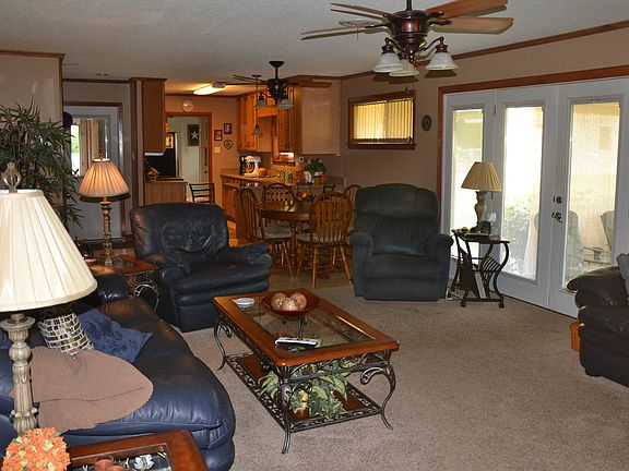 DEN/FAMILY ROOM
