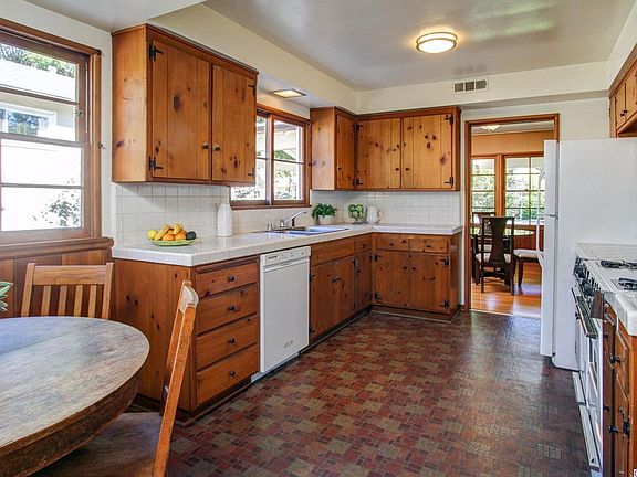 5th image of 3265 Crestford Dr