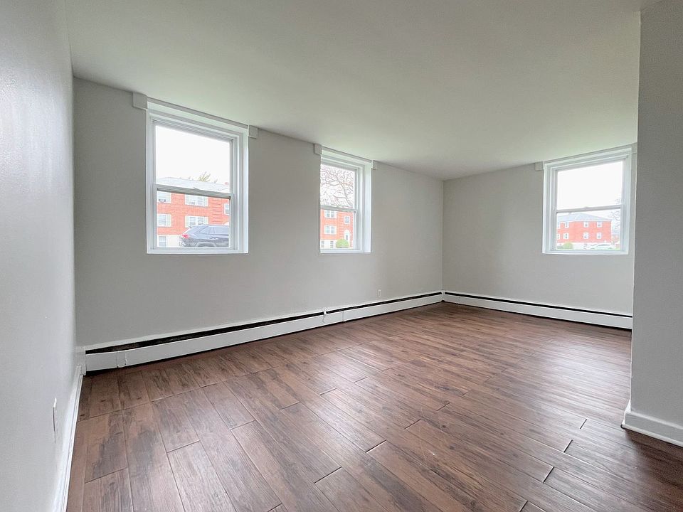 1st image of 15 Linda Dr APT 1