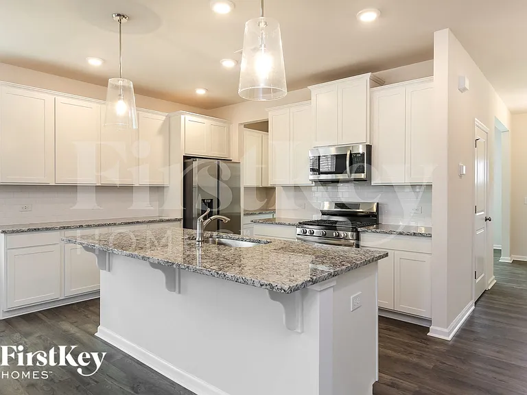 565 Hillpark Ln — Photo 6