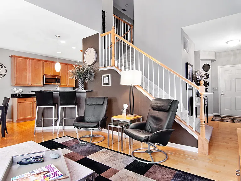 423 Vaughn Cir — Photo 3