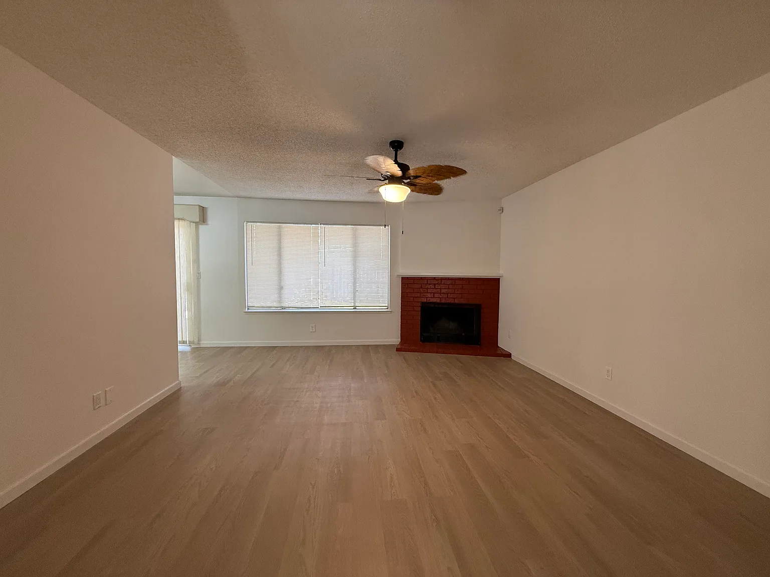 3 bed, 1.5 bath, 1130 sqft, $2,350 — Photo 2
