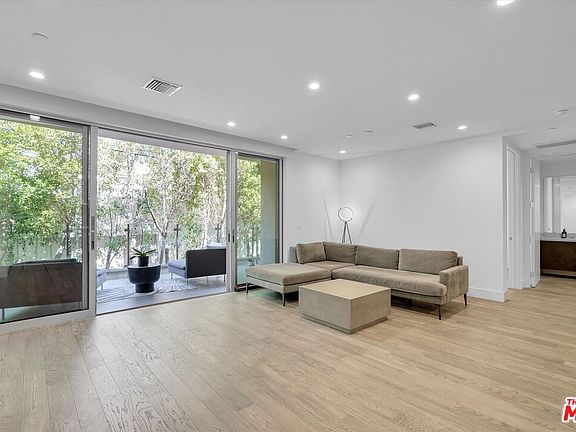 4th image of 728 N Sweetzer Ave #210