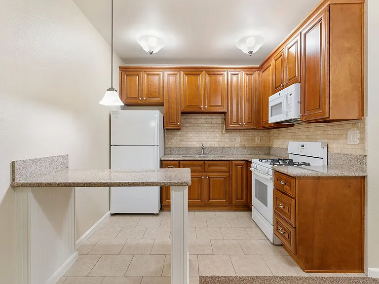 1324 Peterson Avenue — Photo 5