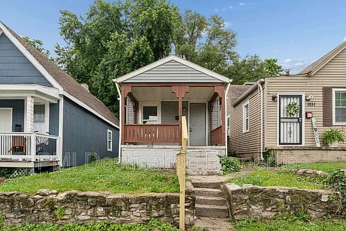 1049 Calvin St Photo 1