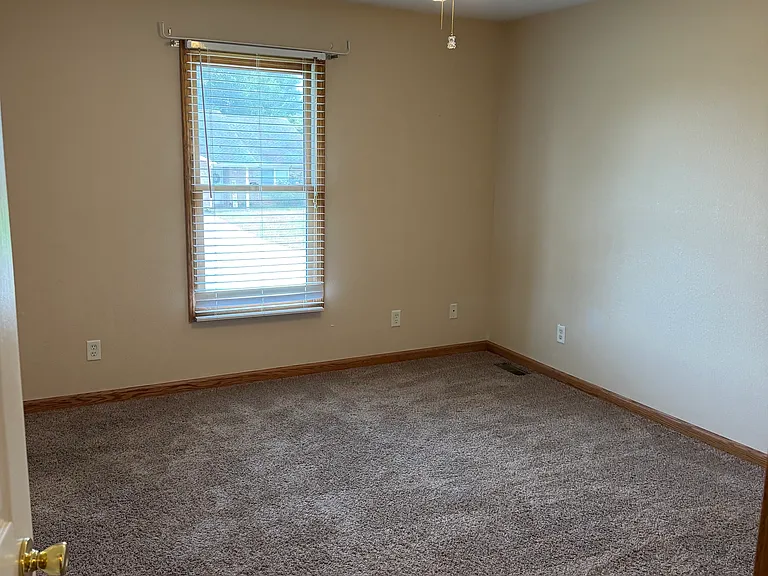 1011 Aaron Dr — Photo 5