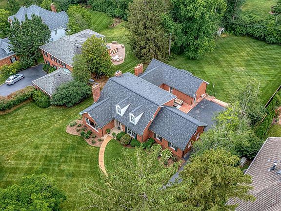 2nd image of 31 Frontenac Estates Dr