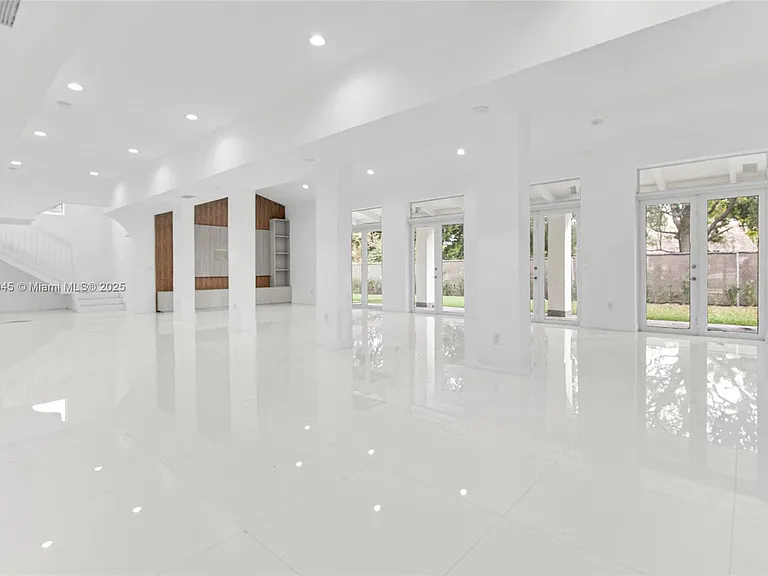 425 SW 129th Ave — Photo 5