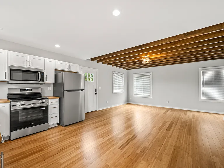 112 Lager Ln — Photo 4