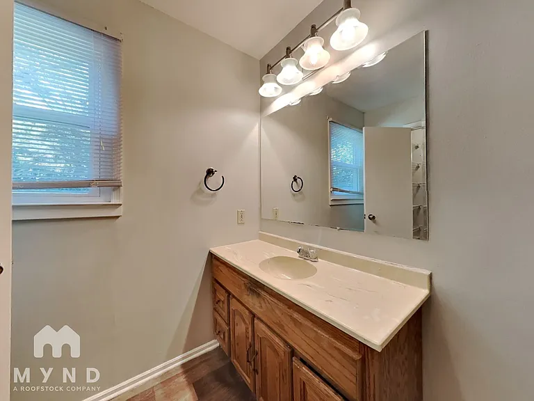 668 Scott Cir — Photo 12