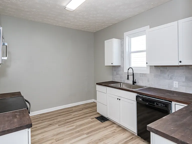 1420 Holly Ave — Photo 4