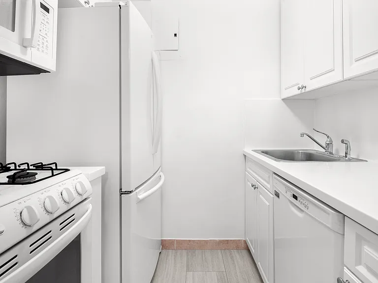 136 E 55th St #2R — Photo 14