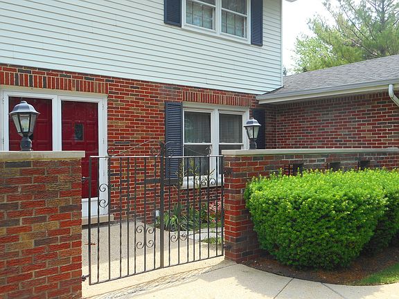 3rd image of 301 S Cambridge Dr