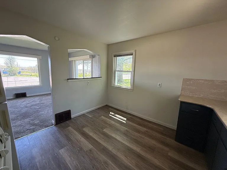 2124 Lansing Ave — Photo 6