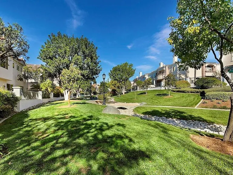 5572 Renaissance Ave #1 — Photo 30