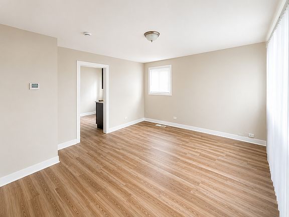 3rd image of 14663 Lincoln Ave