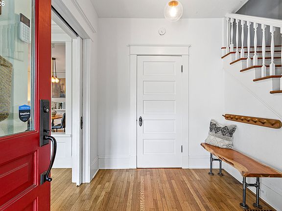 5th image of 132 NE Cook St