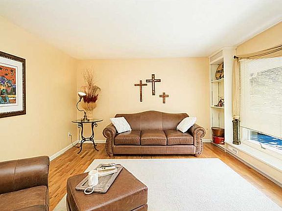 2nd image of 2121 Rosewyn Ln