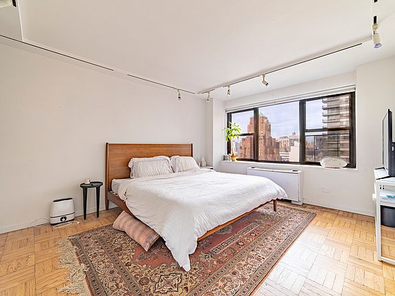 3rd image of 166 E 61st St #E18