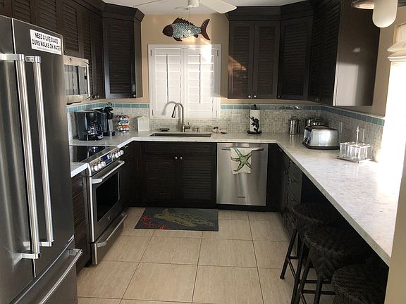 3rd image of 425 Harbour Dr