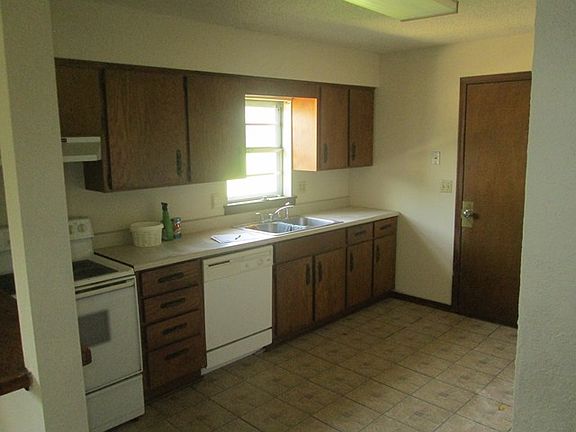 5th image of 216 E Pacific Dr