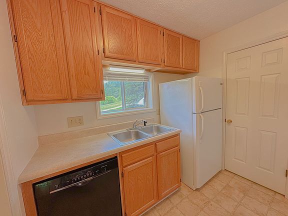 3rd image of 21 Shanna Dr APT 2