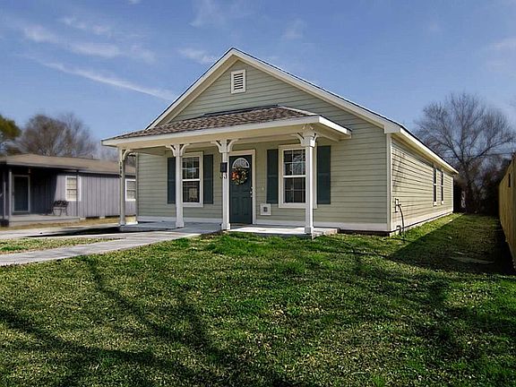 A great front yard... great lawn space.