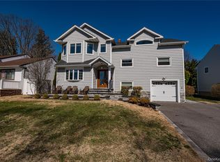 35 Circle Dr, Syosset, NY 11791